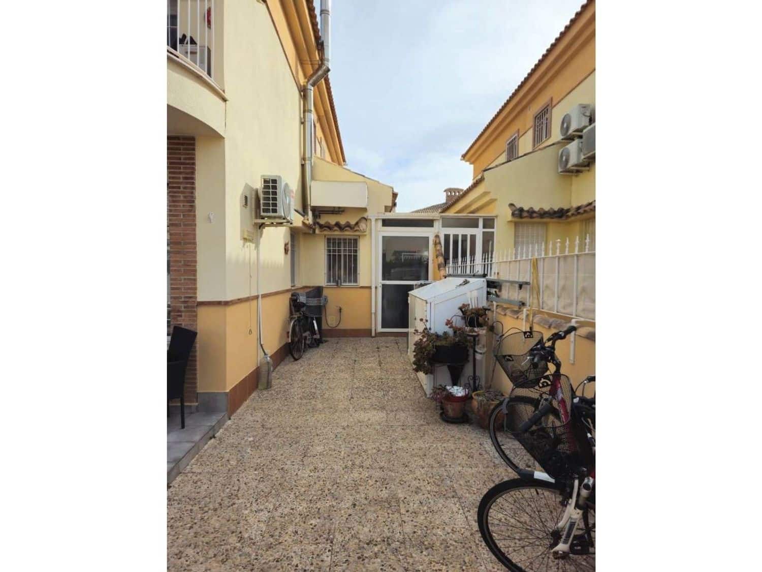 3 soveværelse Byhus til salg i Alicante by med swimmingpool garage - € 239.000 (Ref: 9774444)