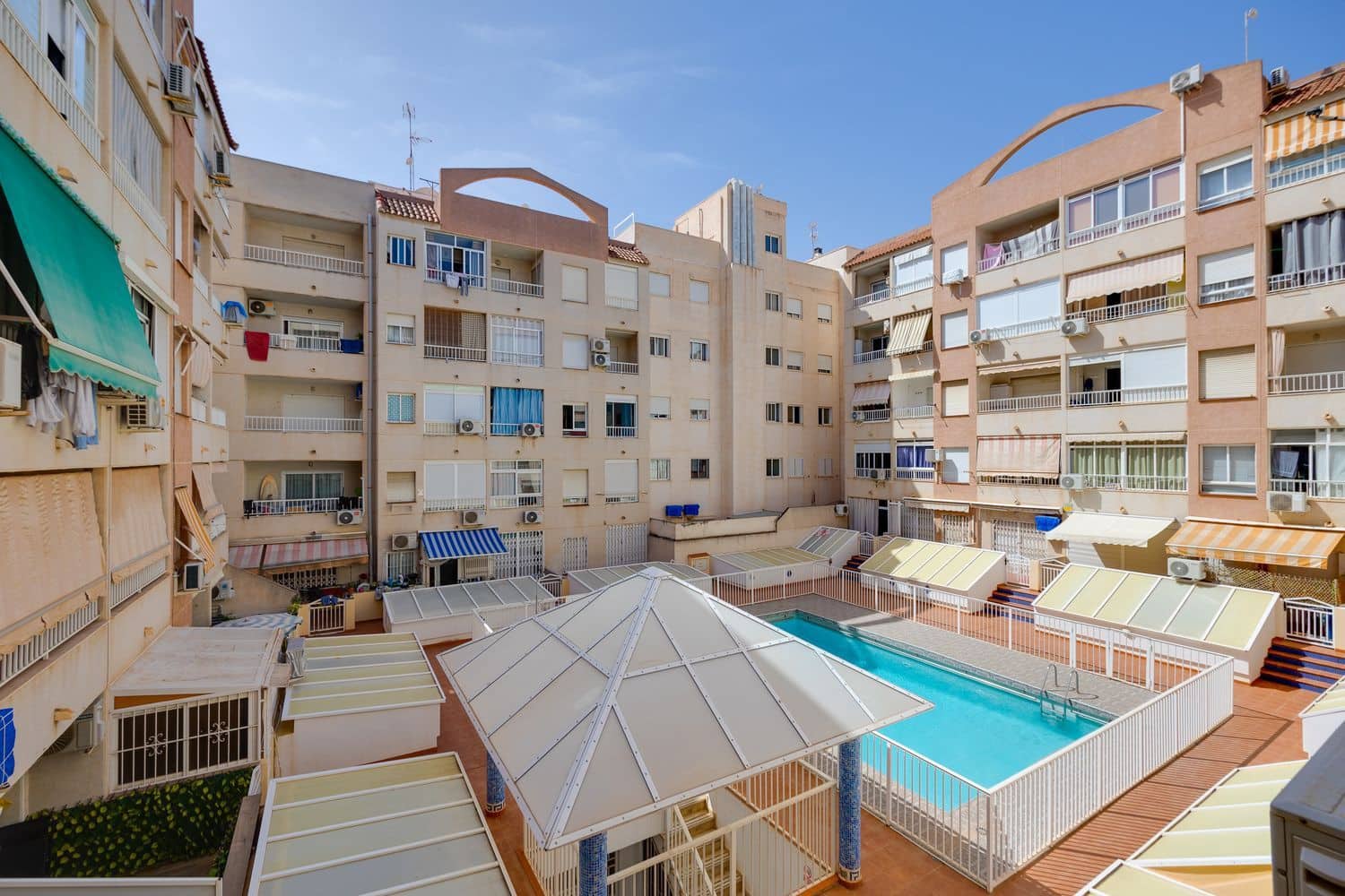 1 Zimmer Apartment zu verkaufen in Torrevieja mit Pool Garage - 99.000 € (Ref: 9800330)