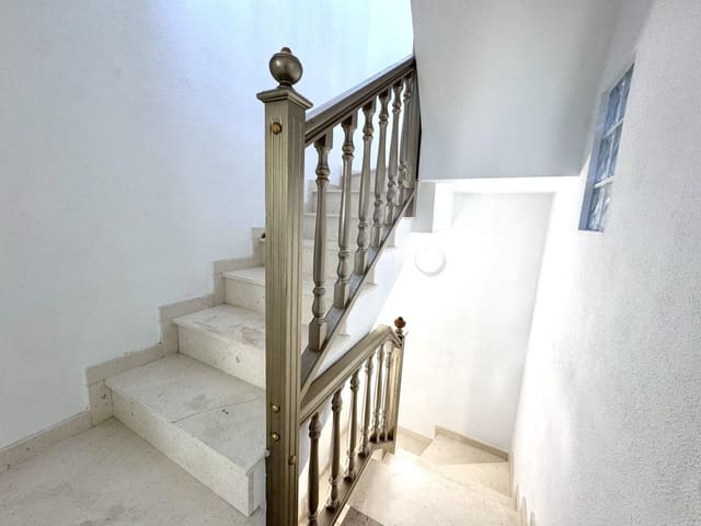 5 soverom Hus til salgs i Alicante by med svømmebasseng garasje - € 210 000 (Ref: 9810879)