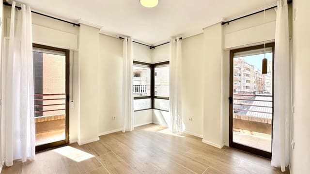 3 Zimmer Apartment zu verkaufen in Centro - Muelle Pesquero, Torrevieja mit Garage - 179.900 € (Ref: 9815443)