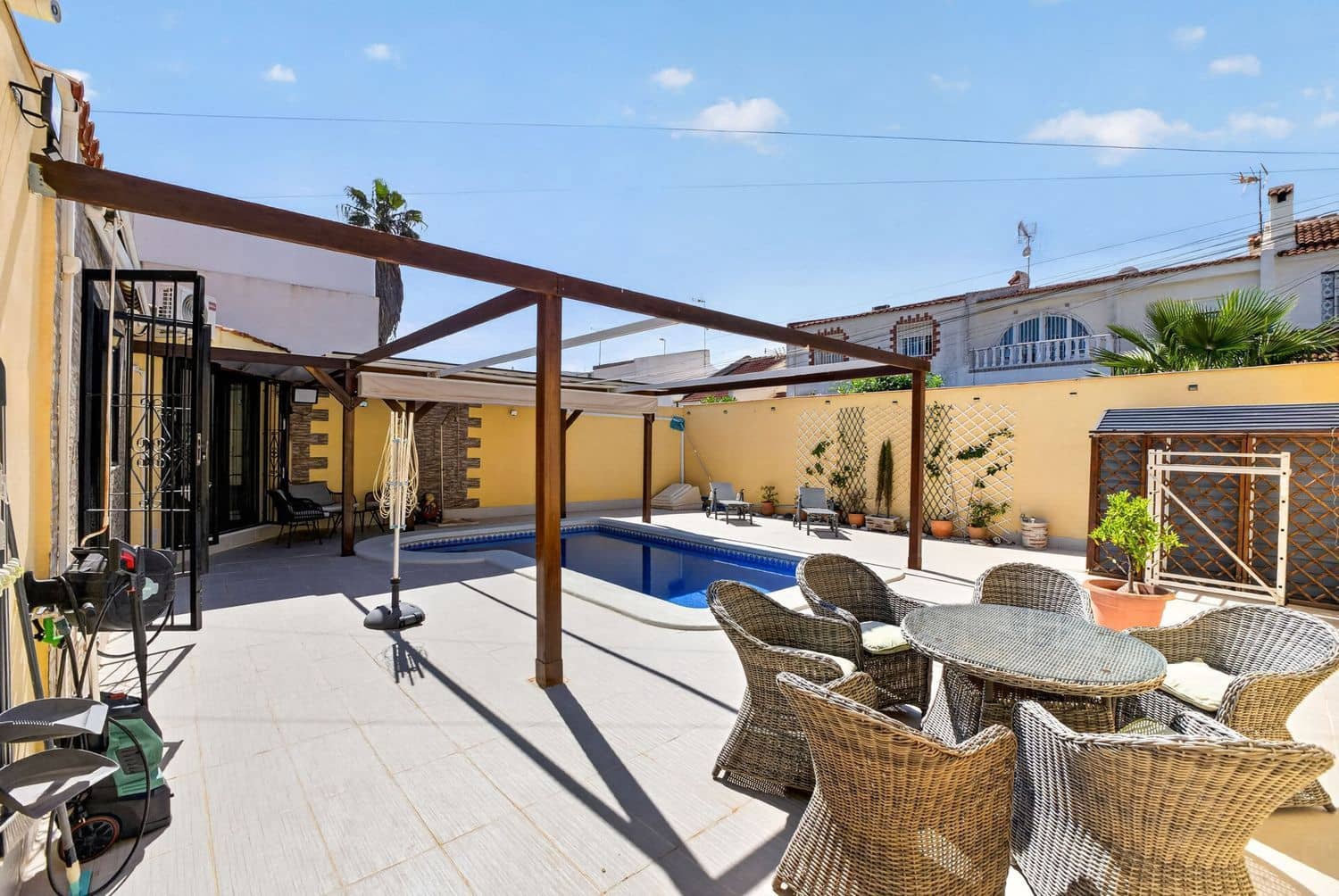 3 soverom Villa til salgs i Torrevieja med svømmebasseng garasje - € 525 000 (Ref: 9819837)