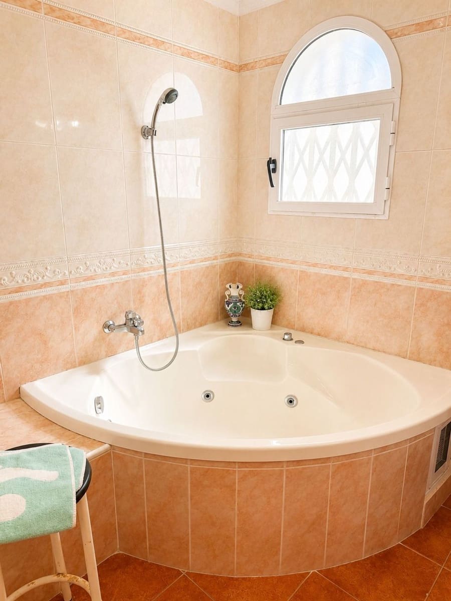 4 slaapkamer Villa te koop in Playa Flamenca met zwembad garage - € 580.000 (Ref: 9840679)