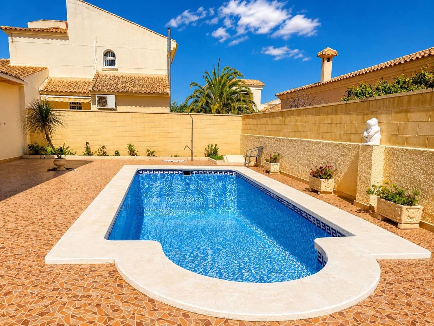 4 slaapkamer Villa te koop in Playa Flamenca met zwembad garage - € 580.000 (Ref: 9840679)