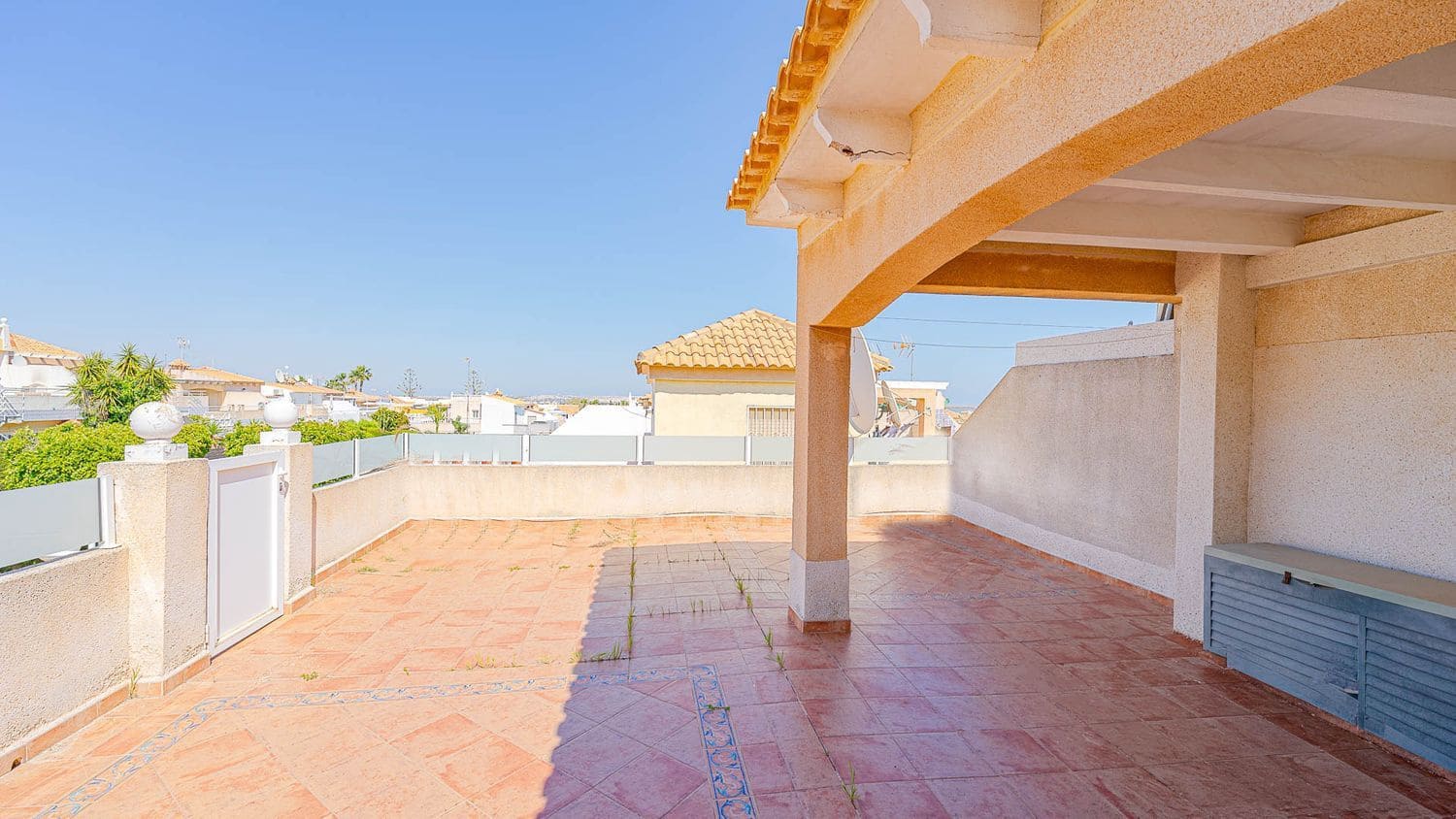2 bedroom Townhouse for sale in Alicante / Alacant city with pool garage - € 165,000 (Ref: 9841994)
