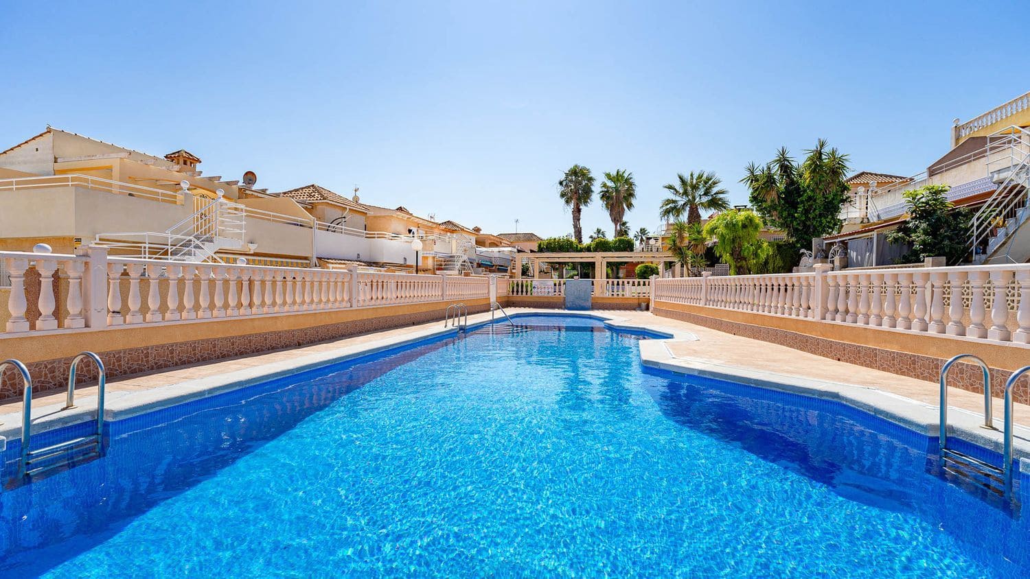 2 bedroom Townhouse for sale in Alicante / Alacant city with pool garage - € 165,000 (Ref: 9841994)