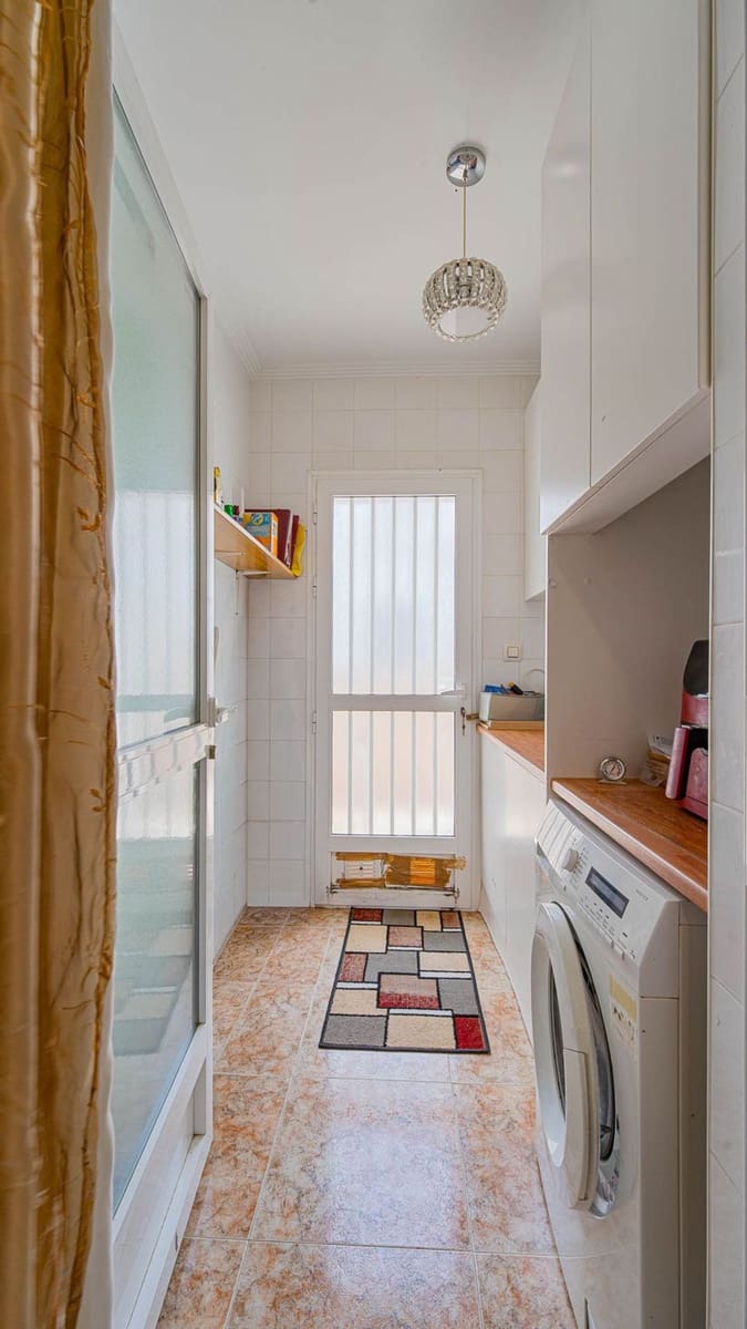 3 soverom Hus til salgs i Alicante by med svømmebasseng garasje - € 265 000 (Ref: 9856305)