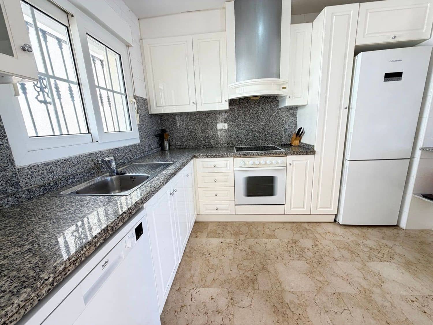 2 slaapkamer Huis te koop in Alicante stad met zwembad garage - € 229.000 (Ref: 9888636)