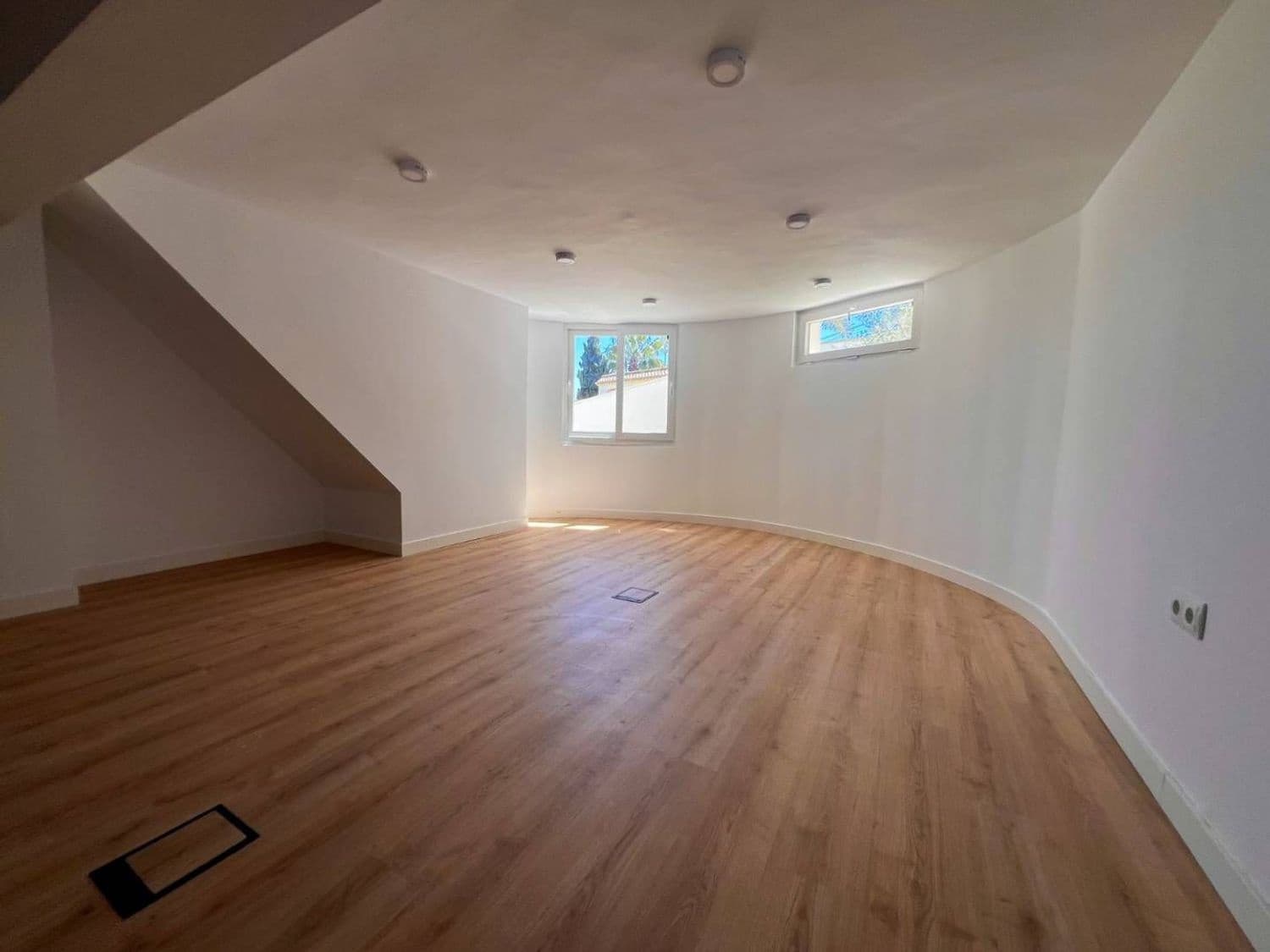 5 soverom Villa til salgs i Alicante by med svømmebasseng garasje - € 665 000 (Ref: 9895554)