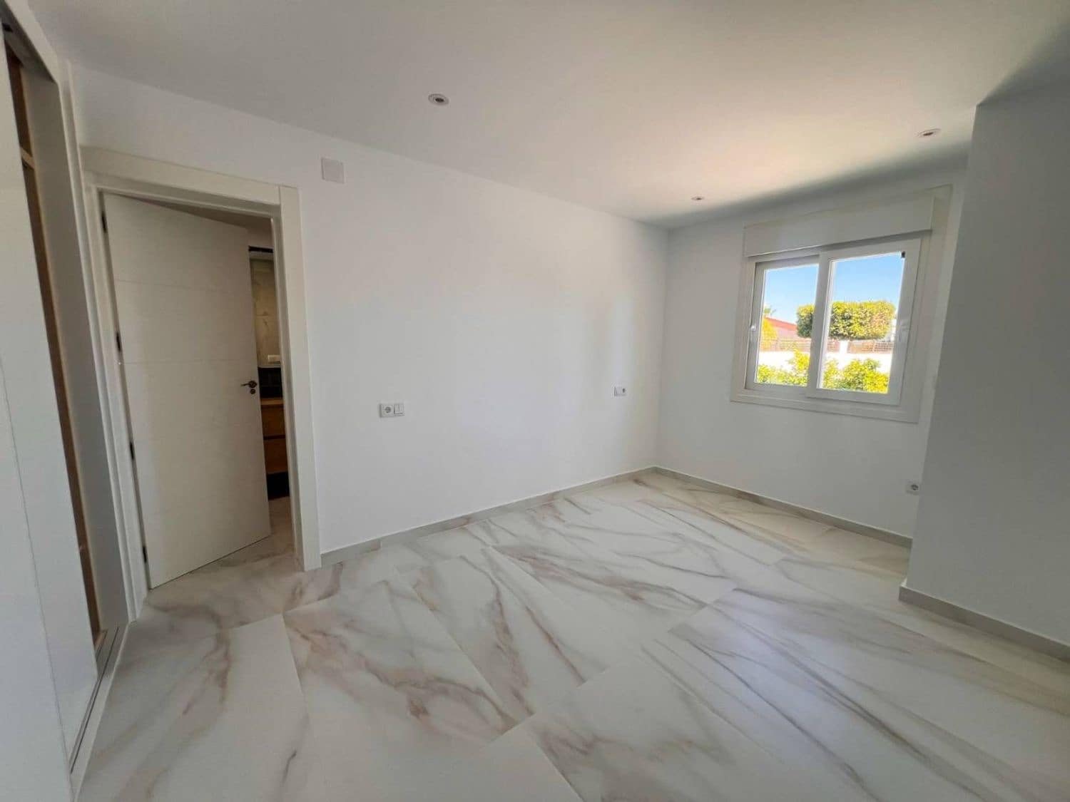 5 soverom Villa til salgs i Alicante by med svømmebasseng garasje - € 665 000 (Ref: 9895554)