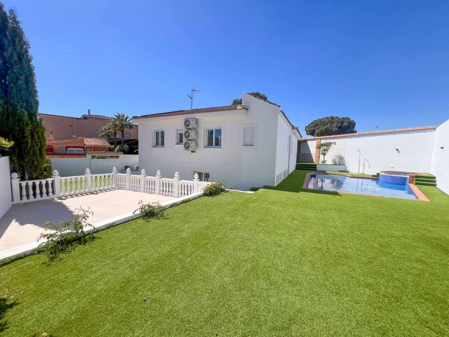 5 soverom Villa til salgs i Alicante by med svømmebasseng garasje - € 665 000 (Ref: 9895554)