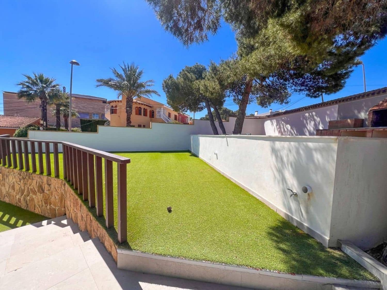 5 soverom Villa til salgs i Alicante by med svømmebasseng garasje - € 665 000 (Ref: 9895554)