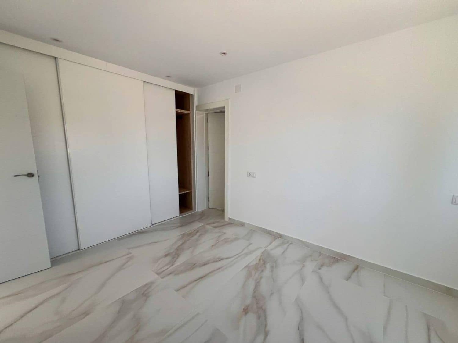 5 soverom Villa til salgs i Alicante by med svømmebasseng garasje - € 665 000 (Ref: 9895554)