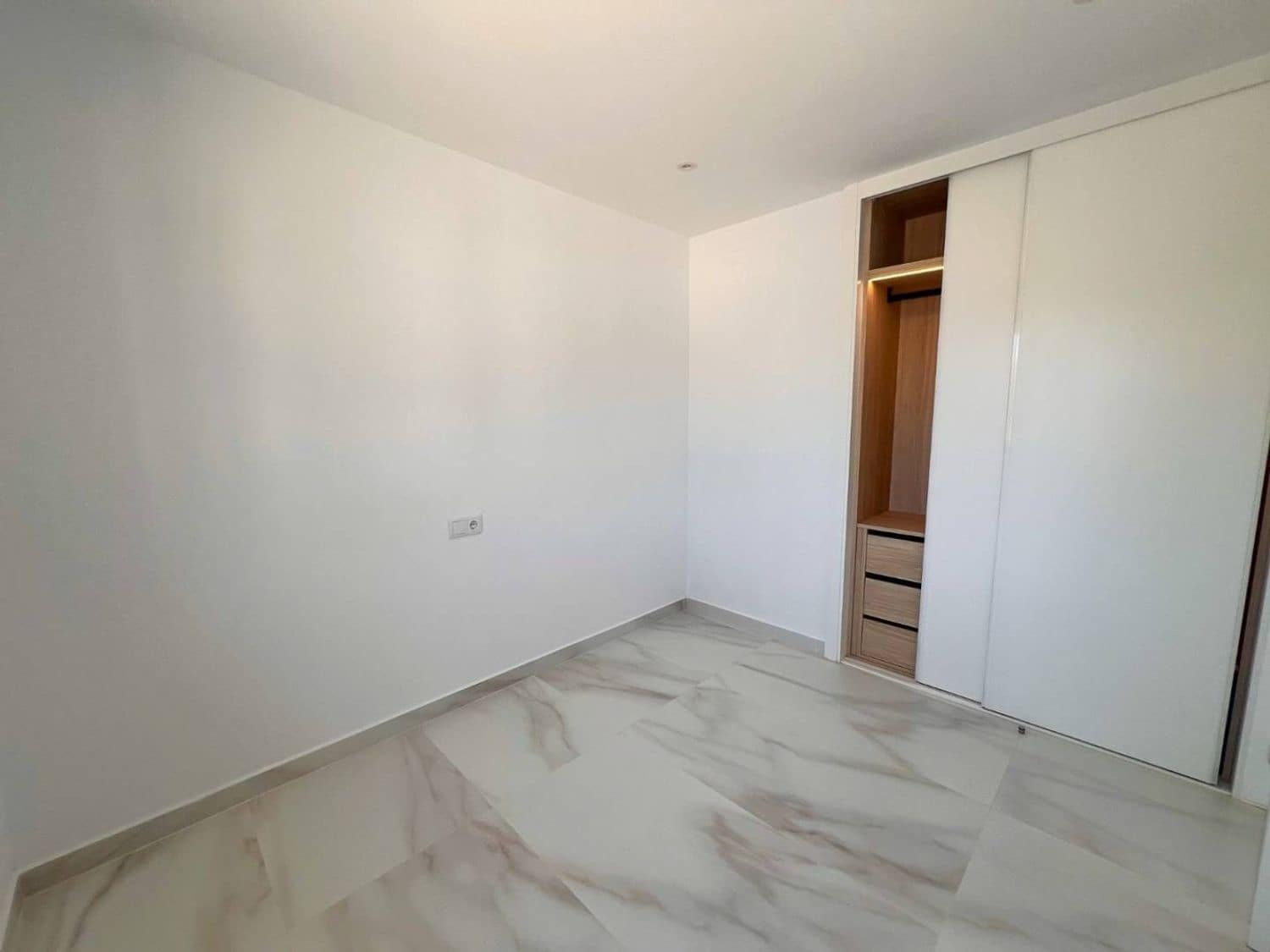 5 soverom Villa til salgs i Alicante by med svømmebasseng garasje - € 665 000 (Ref: 9895554)