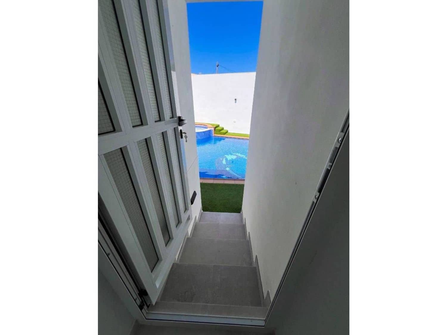 5 soverom Villa til salgs i Alicante by med svømmebasseng garasje - € 665 000 (Ref: 9895554)