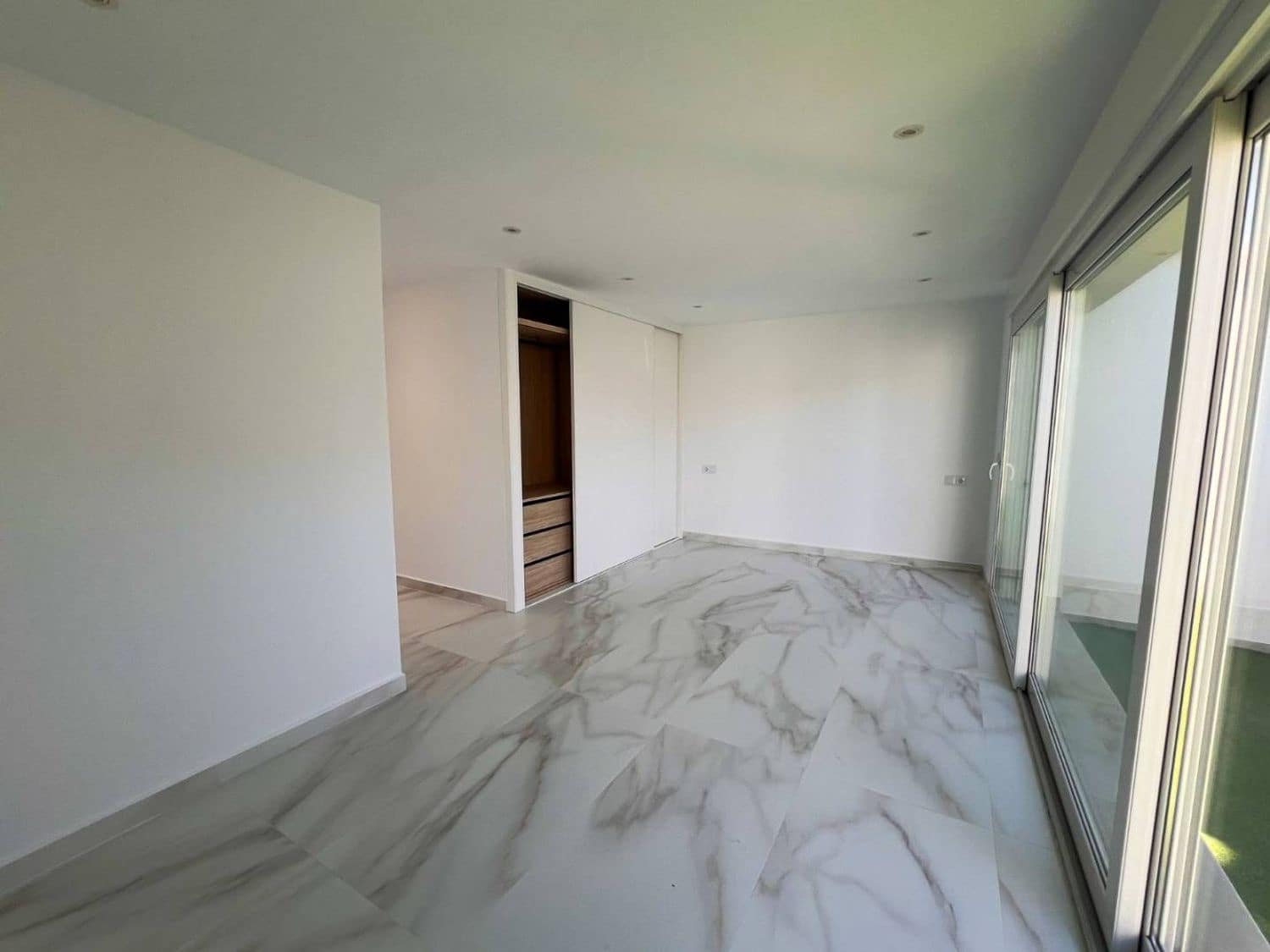 5 soverom Villa til salgs i Alicante by med svømmebasseng garasje - € 665 000 (Ref: 9895554)