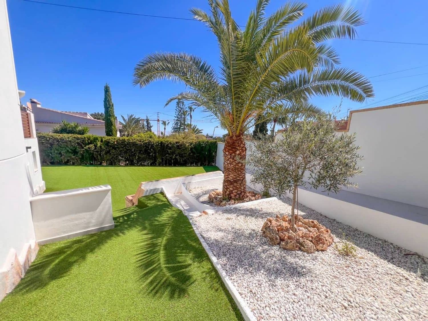5 soverom Villa til salgs i Alicante by med svømmebasseng garasje - € 665 000 (Ref: 9895554)