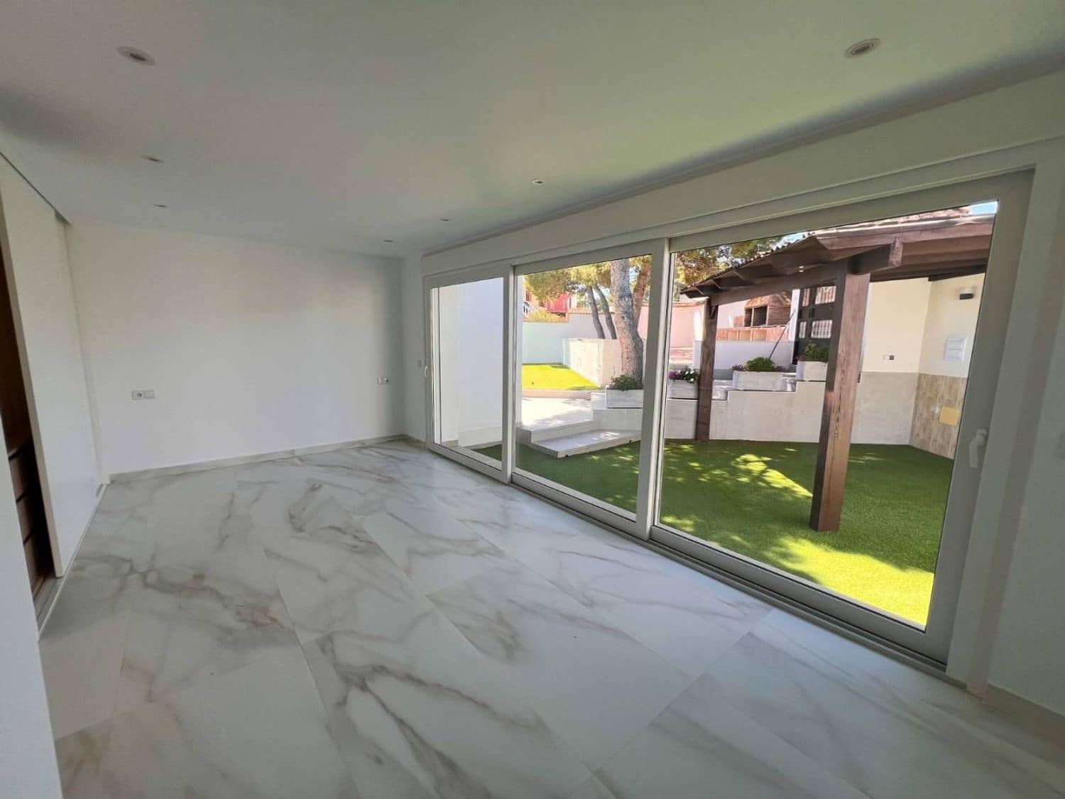 5 soverom Villa til salgs i Alicante by med svømmebasseng garasje - € 665 000 (Ref: 9895554)