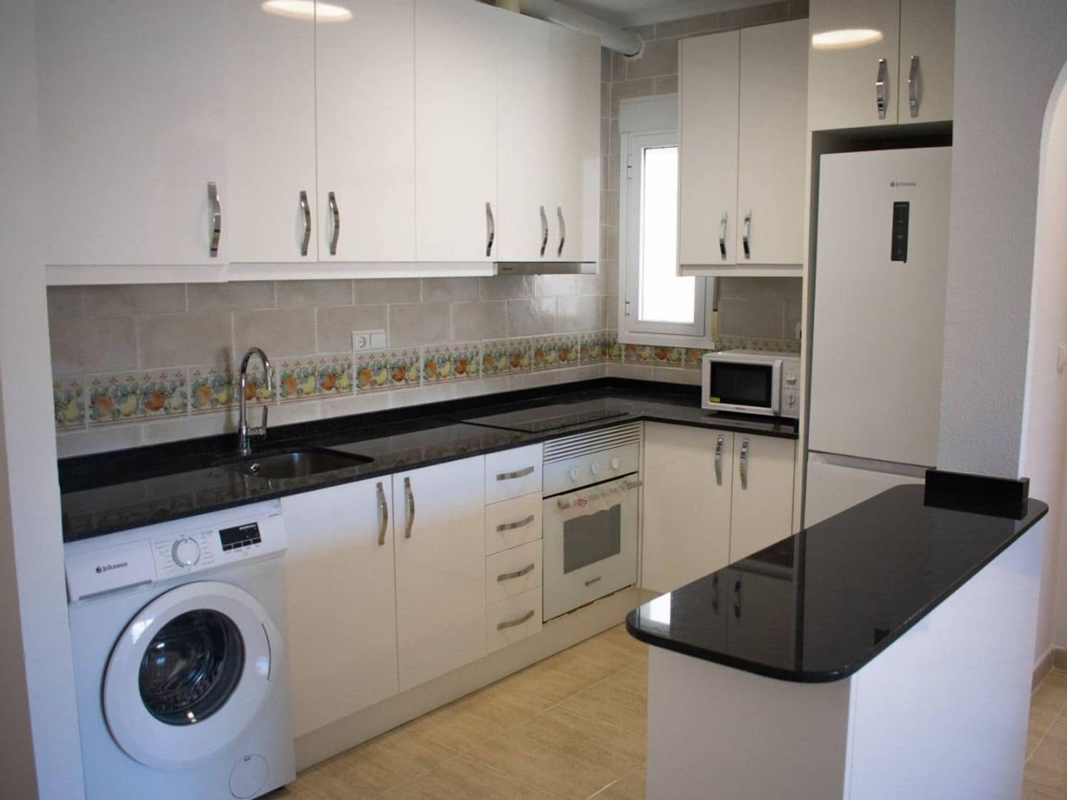 Apartamento de 2 habitaciones en Alicante / Alacant ciudad en venta con piscina garaje - 168.000 € (Ref: 9898653)