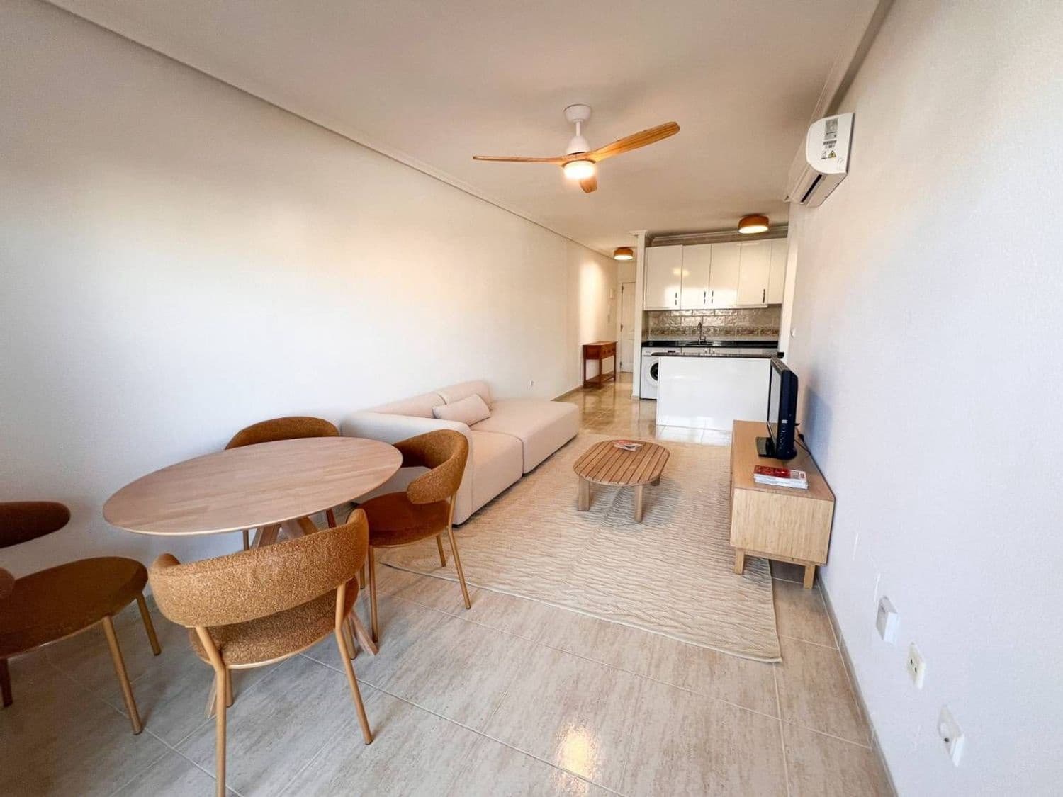 Apartamento de 2 habitaciones en Alicante / Alacant ciudad en venta con piscina garaje - 168.000 € (Ref: 9898653)