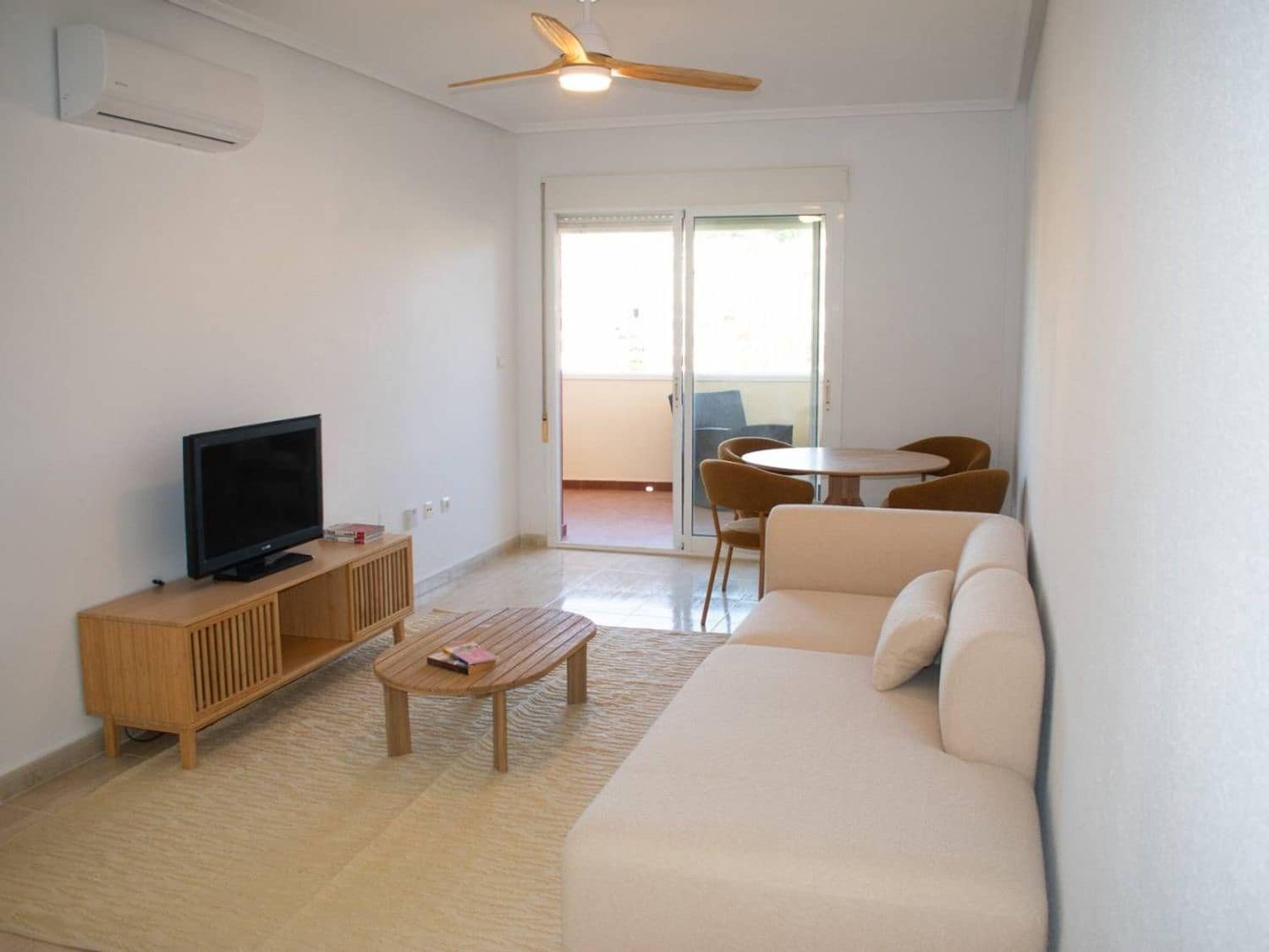Apartamento de 2 habitaciones en Alicante / Alacant ciudad en venta con piscina garaje - 168.000 € (Ref: 9898653)