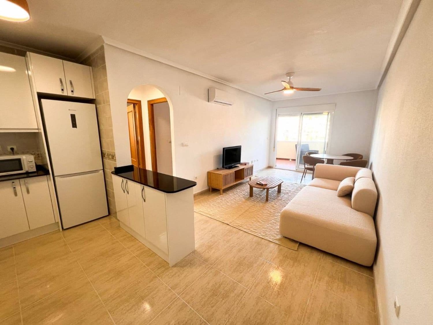 Apartamento de 2 habitaciones en Alicante / Alacant ciudad en venta con piscina garaje - 168.000 € (Ref: 9898653)