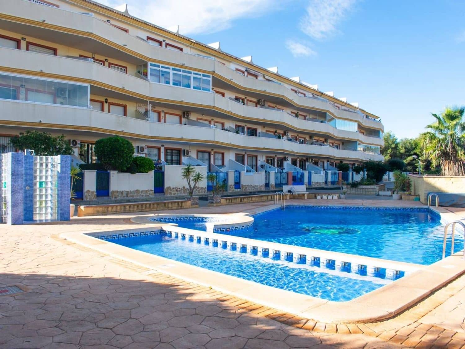 Apartamento de 2 habitaciones en Alicante / Alacant ciudad en venta con piscina garaje - 168.000 € (Ref: 9898653)