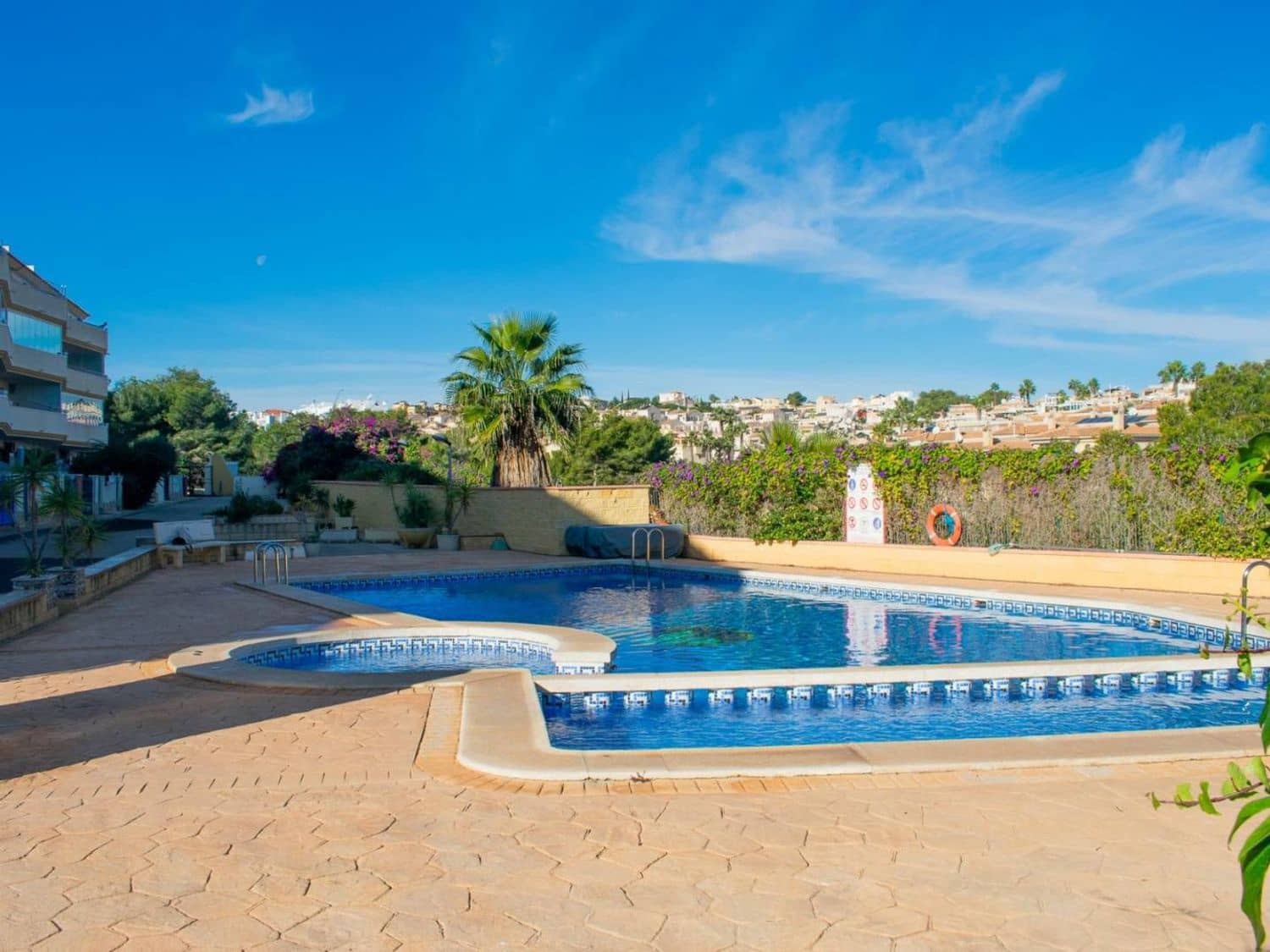 Apartamento de 2 habitaciones en Alicante / Alacant ciudad en venta con piscina garaje - 168.000 € (Ref: 9898653)