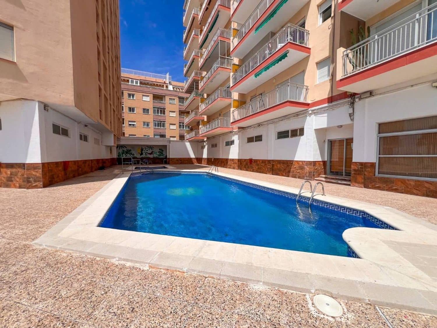 Apartamento de 4 habitaciones en Torrevieja en venta con piscina garaje - 350.000 € (Ref: 9912438)