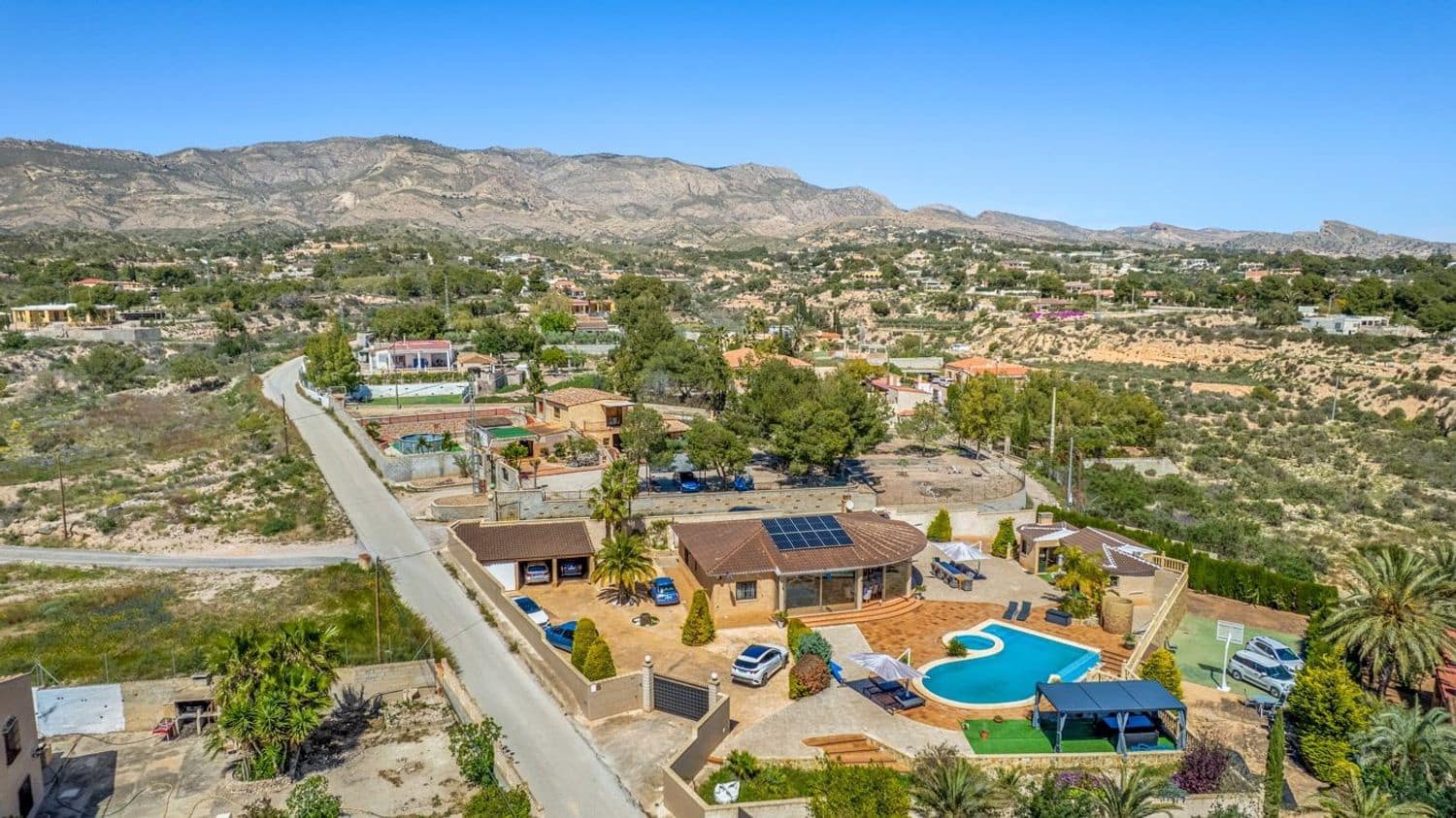 5 bedroom Villa for sale in Crevillente / Crevillent with pool garage - € 599,000 (Ref: 9919264)