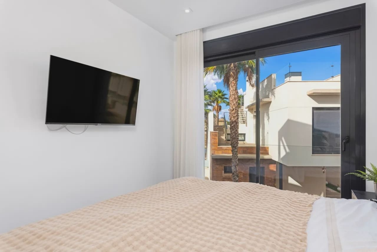 5 slaapkamer Villa te koop in Cabo Roig met zwembad garage - € 829.000 (Ref: 9977700)