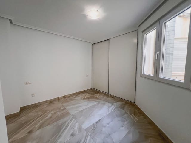 2 soveværelse Villa til salg i Puerto Deportivo, Torrevieja med garage - € 198.900 (Ref: 9977707)