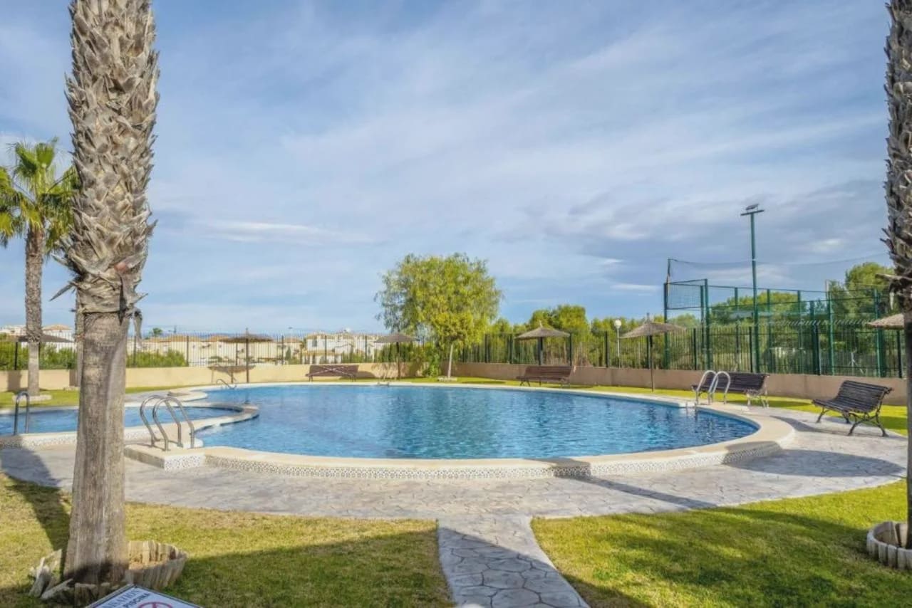 2 bedroom Villa for sale in Los Altos with pool garage - € 155,900 (Ref: 9977709)