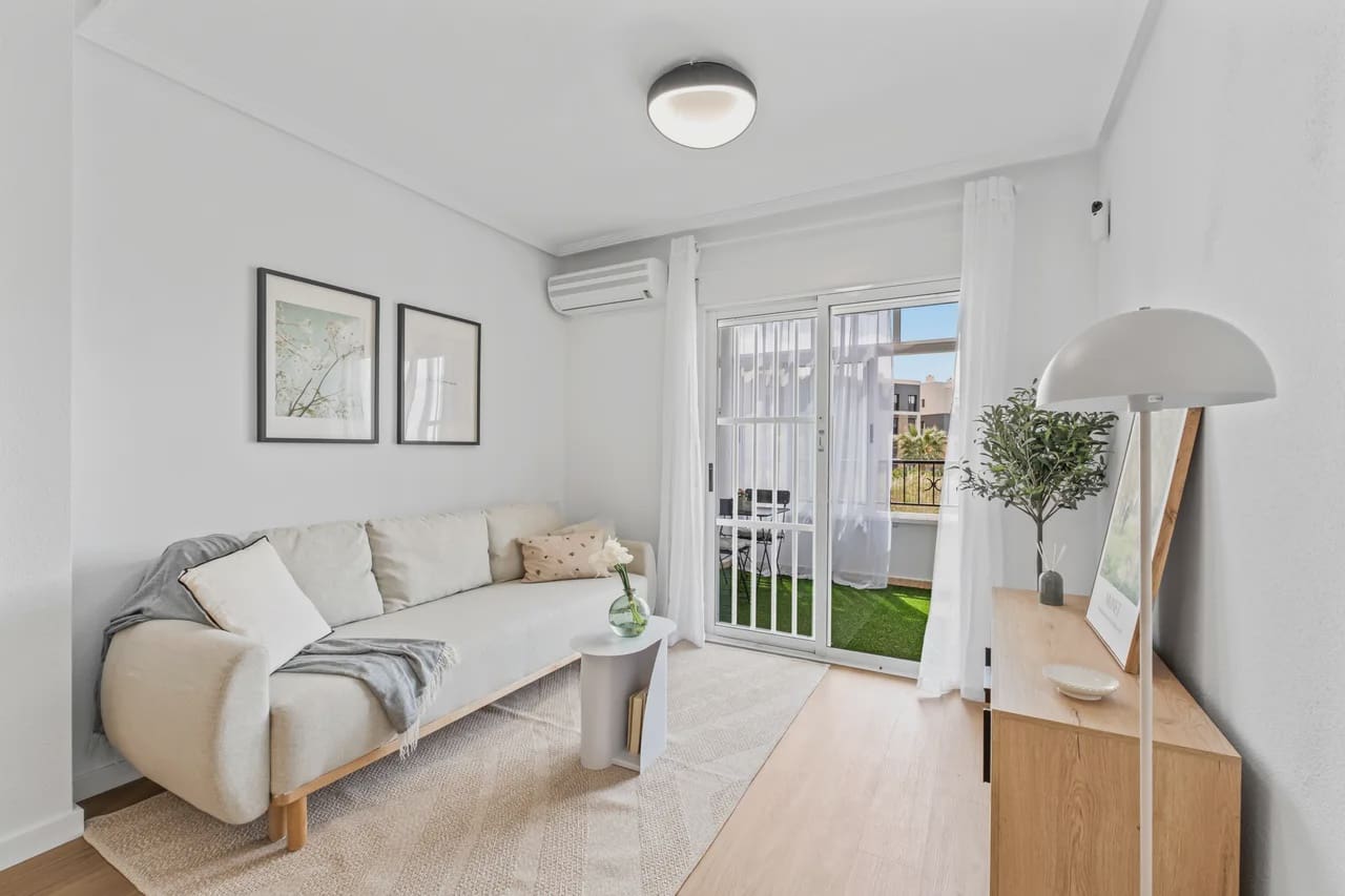 Apartamento de 2 habitaciones en Playa Flamenca en venta con piscina - 194.800 € (Ref: 9979345)