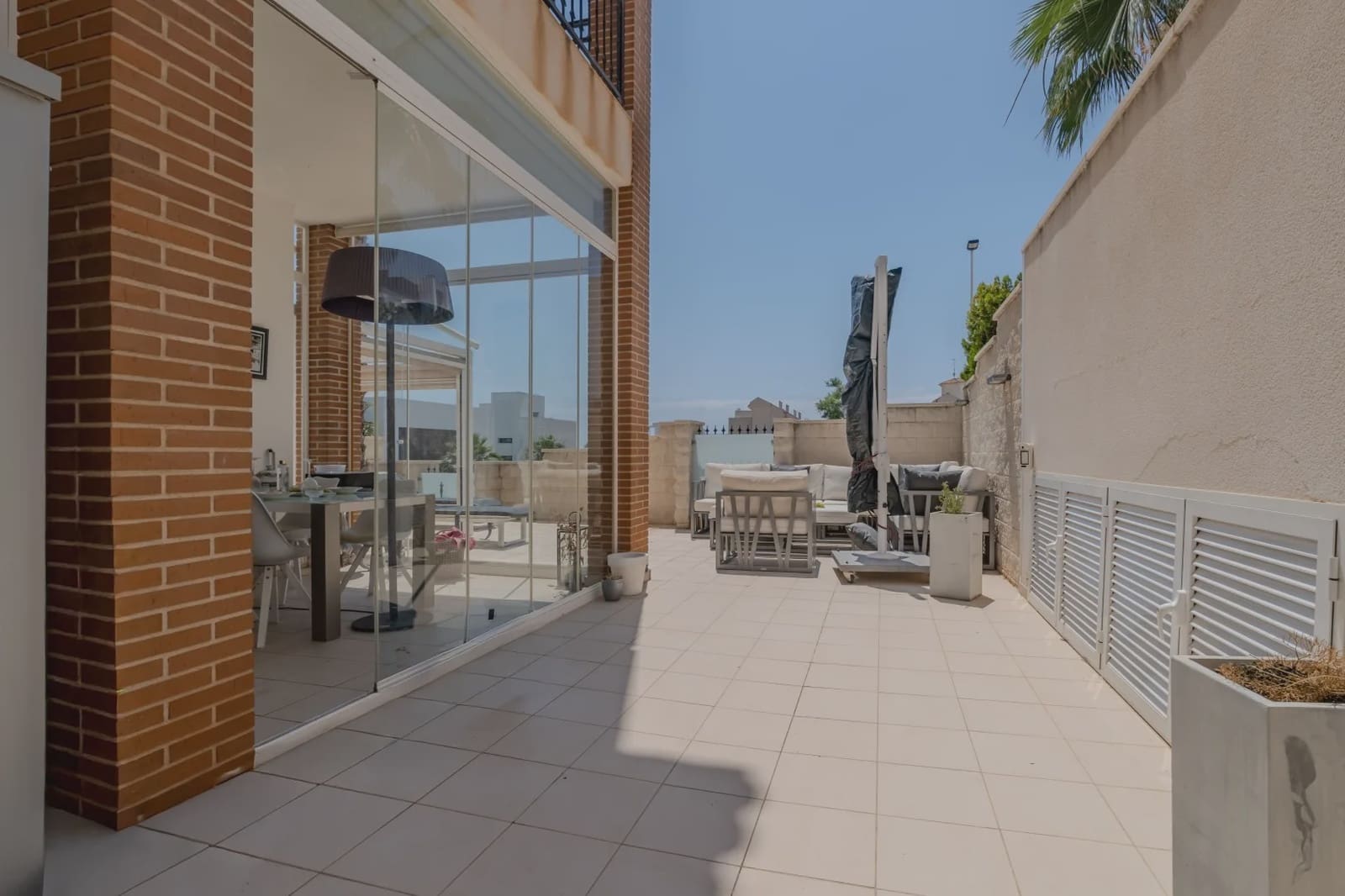 Apartamento de 2 habitaciones en Guardamar del Segura en venta con piscina garaje - 299.000 € (Ref: 9979357)