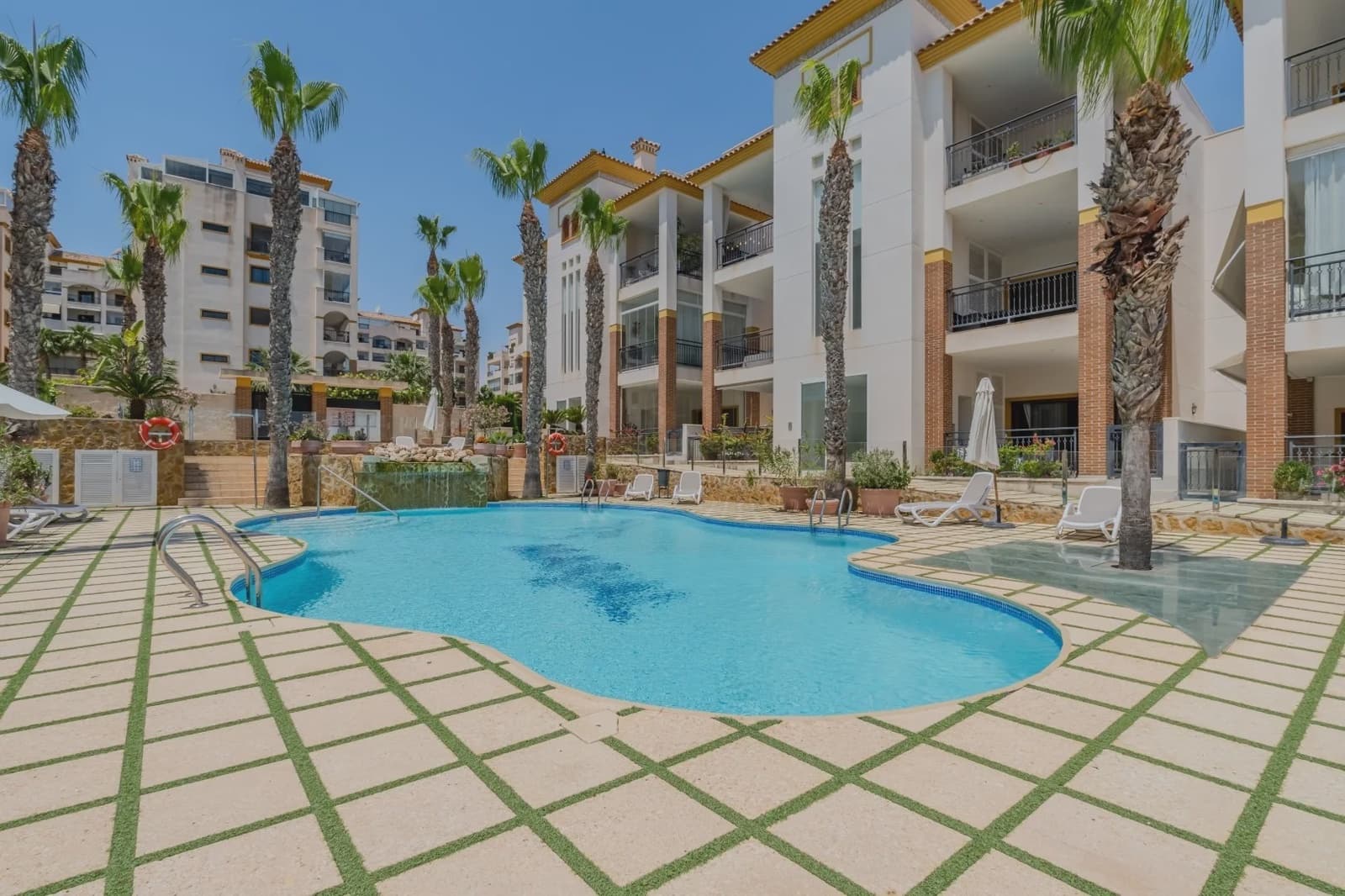 Apartamento de 2 habitaciones en Guardamar del Segura en venta con piscina garaje - 299.000 € (Ref: 9979357)