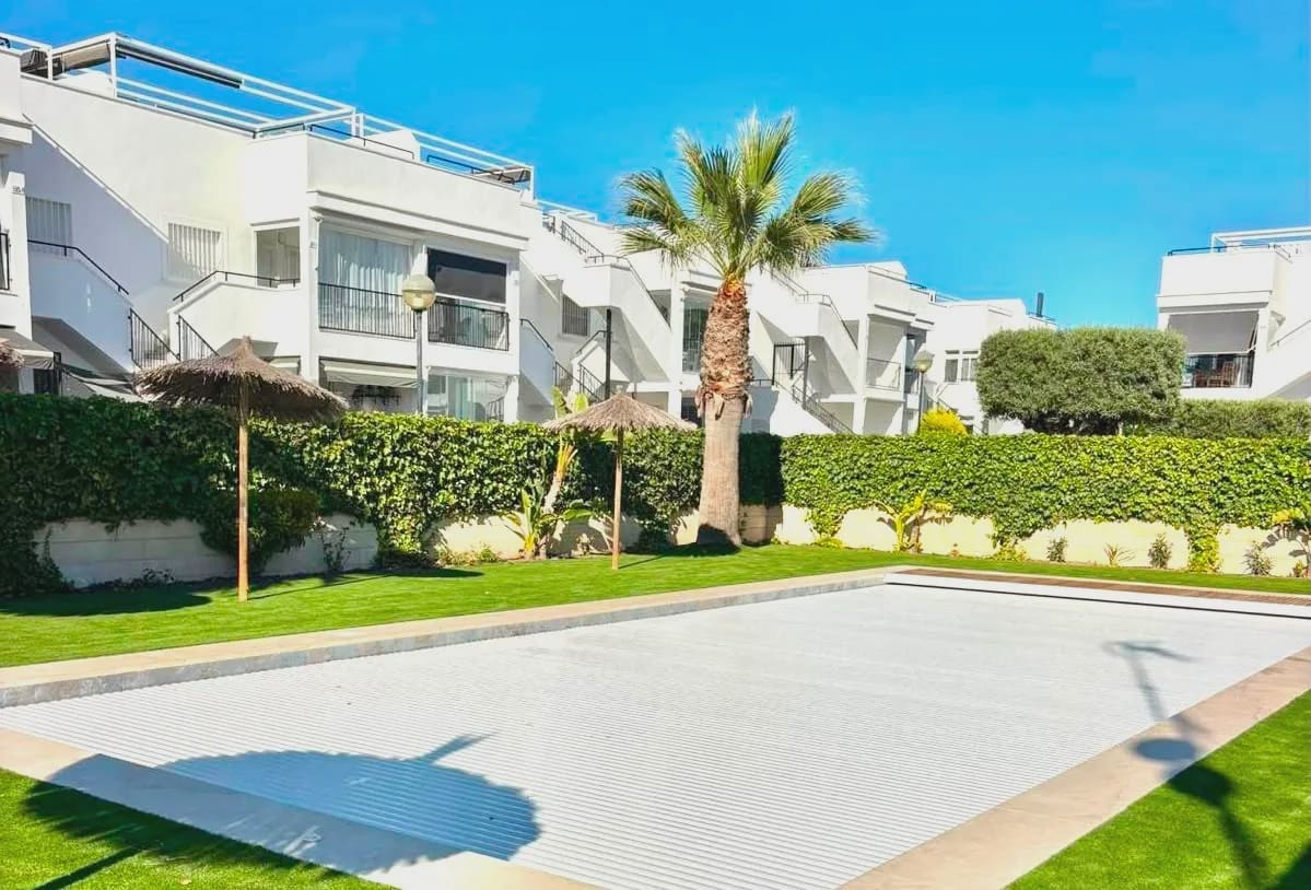 2 soverom Leilighet til salgs i Torrevieja med svømmebasseng garasje - € 235 000 (Ref: 9980123)