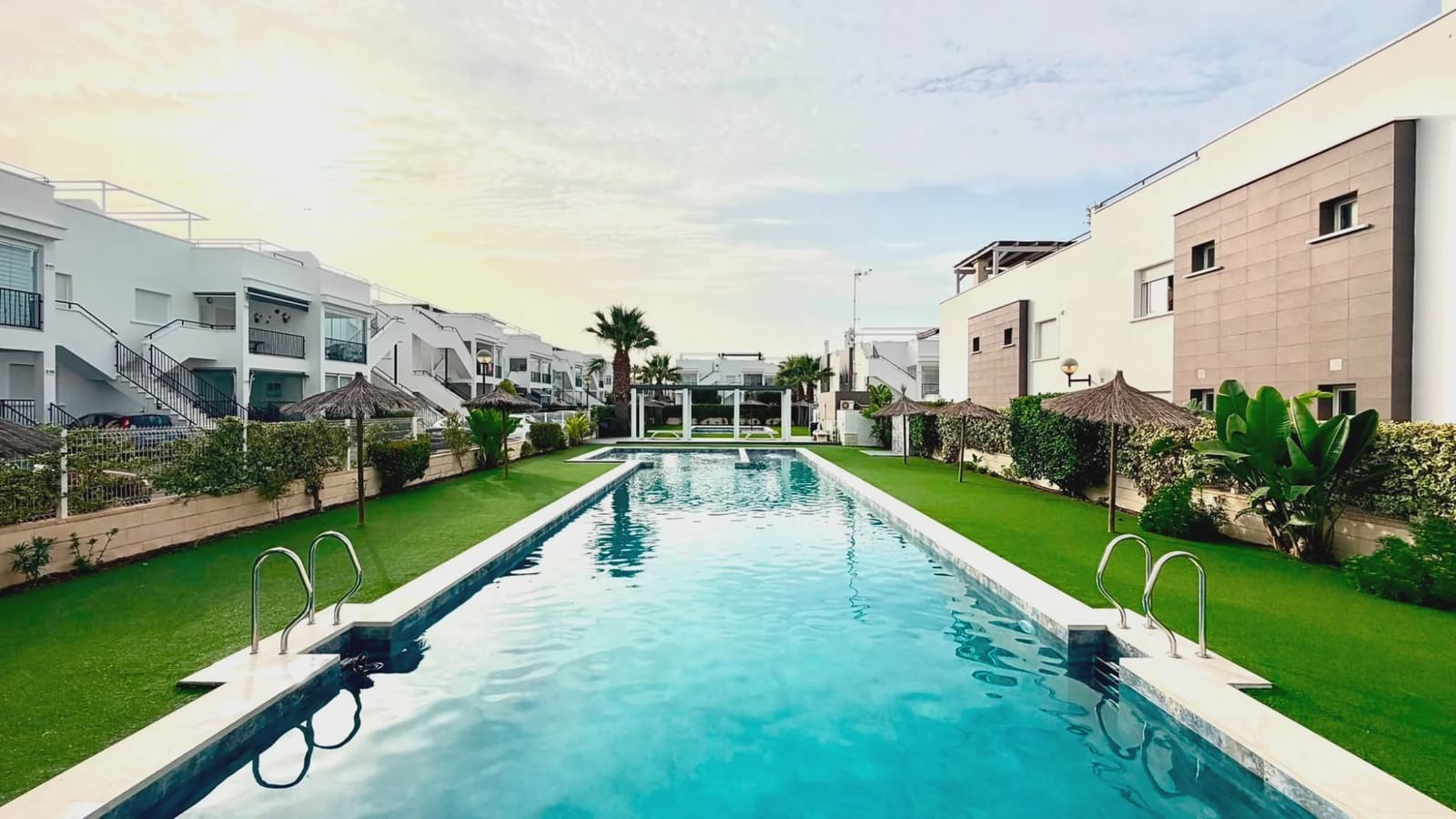 2 soverom Leilighet til salgs i Torrevieja med svømmebasseng garasje - € 235 000 (Ref: 9980123)