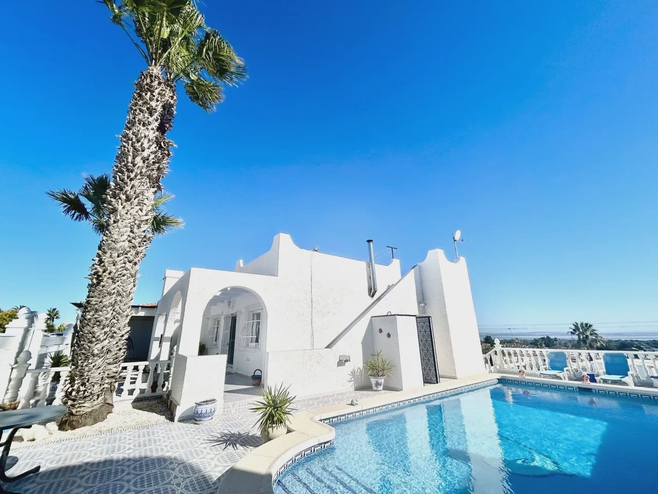 Chalet de 2 habitaciones en Villamartin en venta con piscina garaje - 390.000 € (Ref: 9980130)