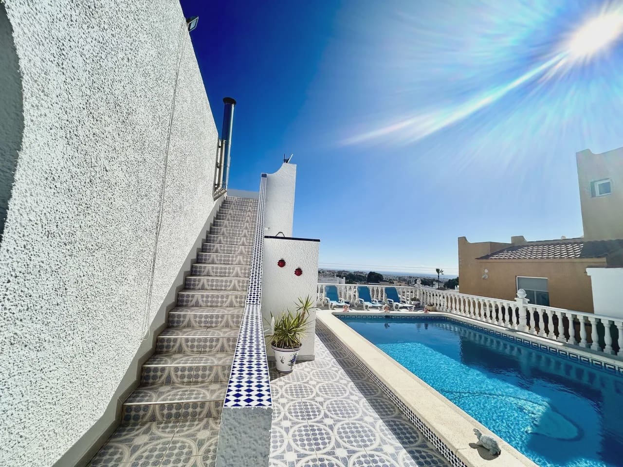 Chalet de 2 habitaciones en Villamartin en venta con piscina garaje - 390.000 € (Ref: 9980130)