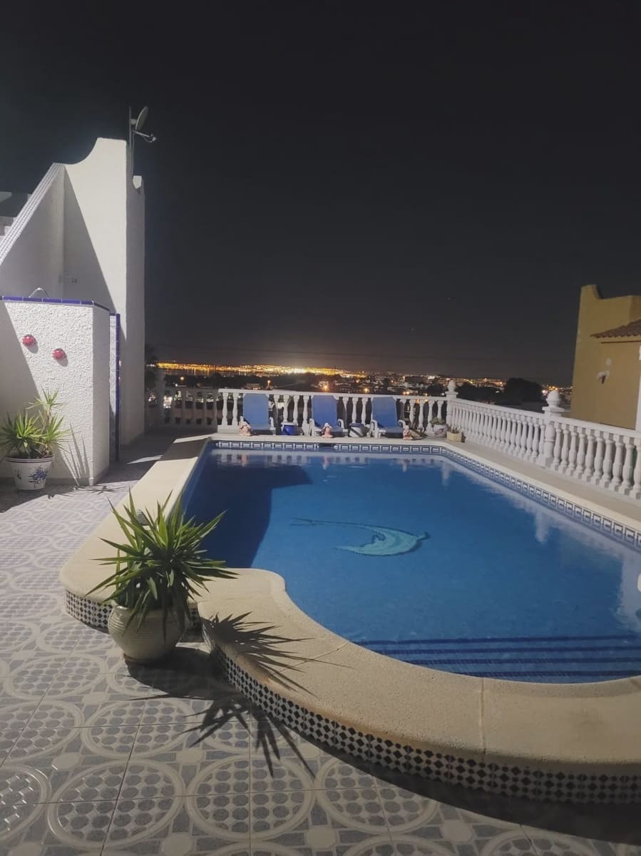 Chalet de 2 habitaciones en Villamartin en venta con piscina garaje - 390.000 € (Ref: 9980130)