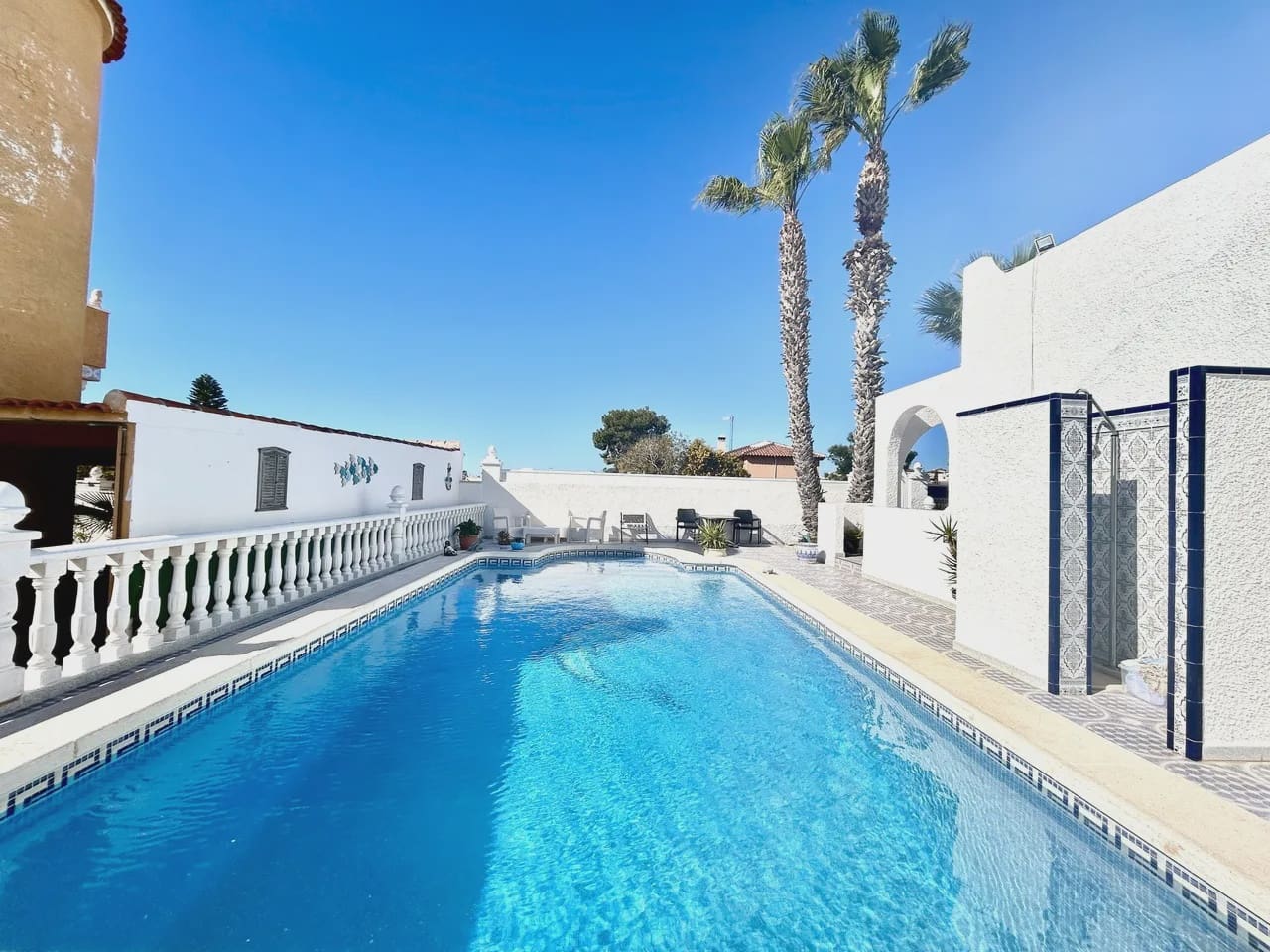 Chalet de 2 habitaciones en Villamartin en venta con piscina garaje - 390.000 € (Ref: 9980130)