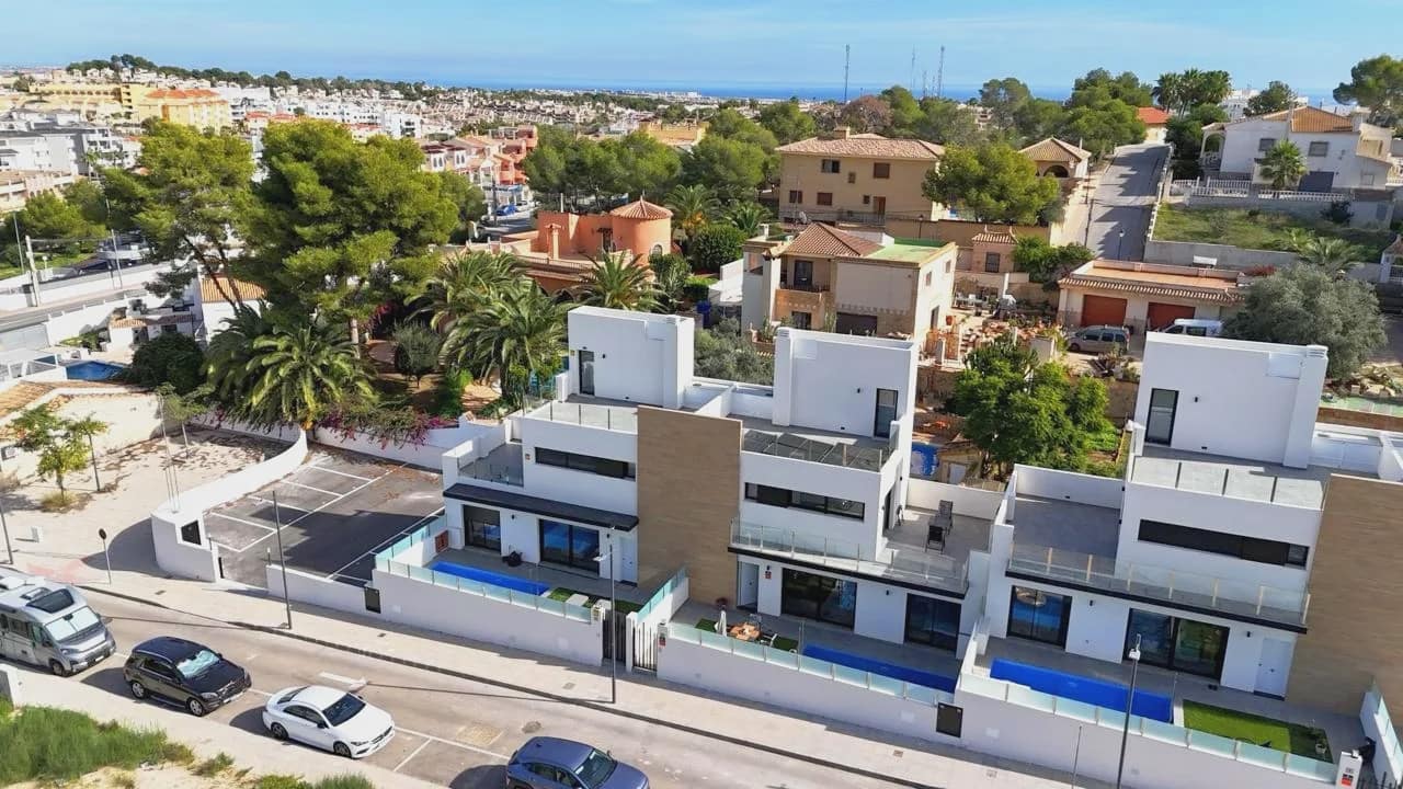 2 bedroom Villa for sale in Villamartin with pool garage - € 425,000 (Ref: 9980131)