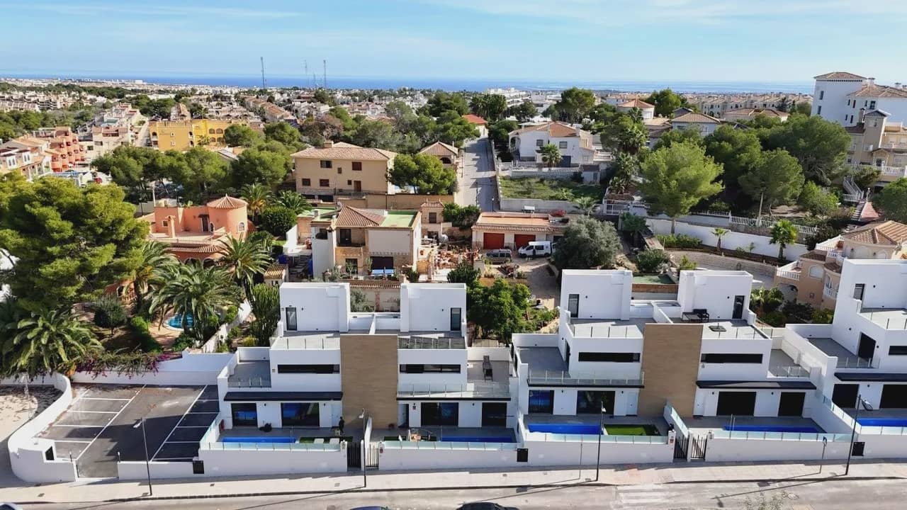 2 bedroom Villa for sale in Villamartin with pool garage - € 425,000 (Ref: 9980131)