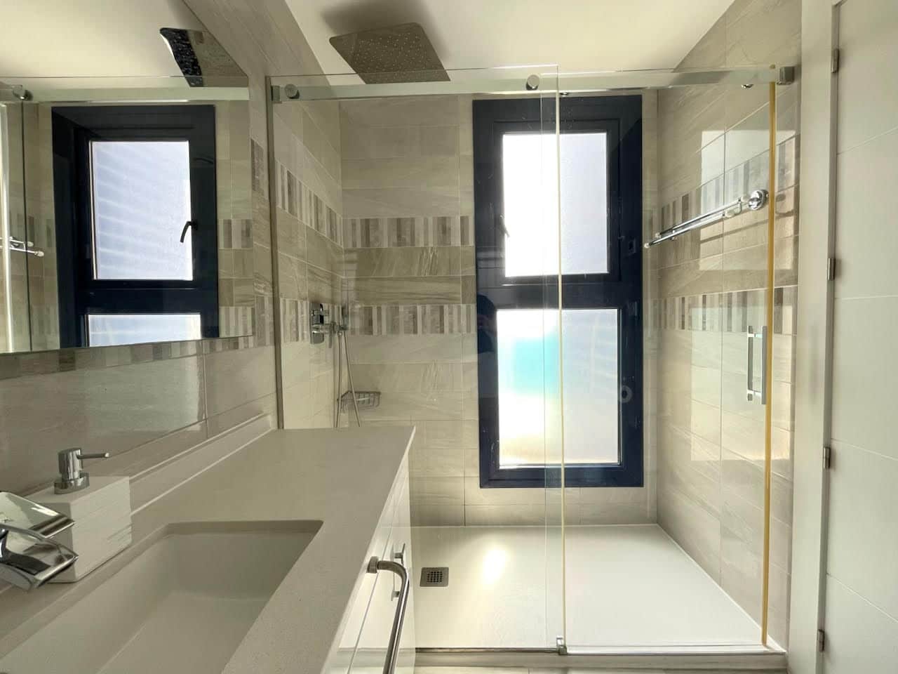 2 soveværelse Lejlighed til salg i Torrevieja med swimmingpool garage - € 450.000 (Ref: 9980133)