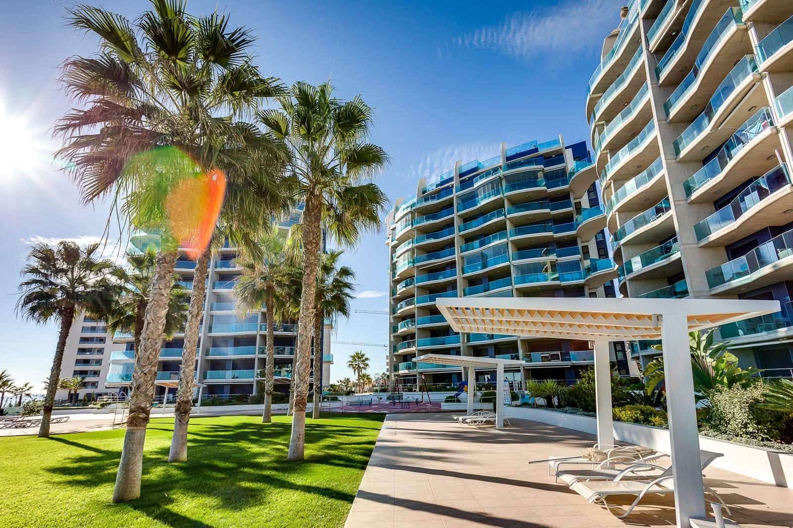 2 soveværelse Lejlighed til salg i Torrevieja med swimmingpool garage - € 450.000 (Ref: 9980133)