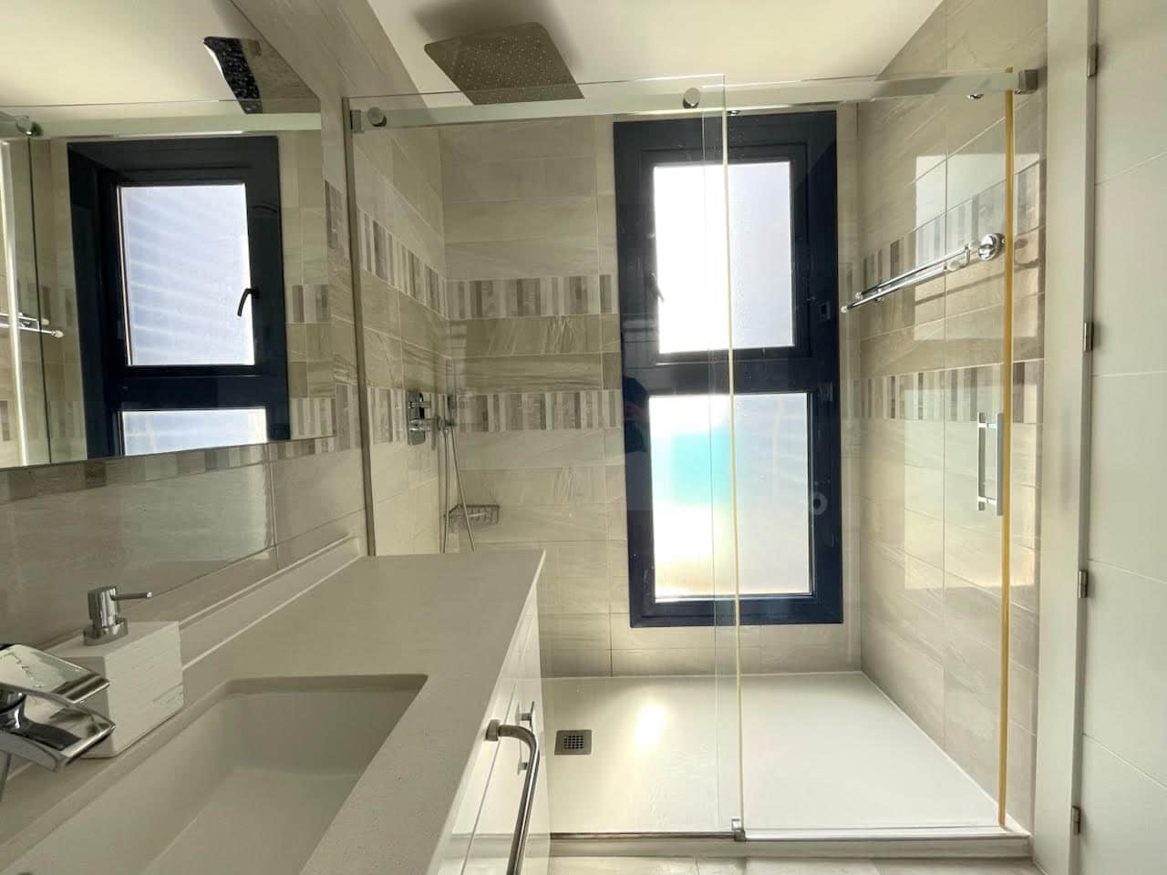 2 soveværelse Lejlighed til salg i Torrevieja med swimmingpool garage - € 450.000 (Ref: 9980133)