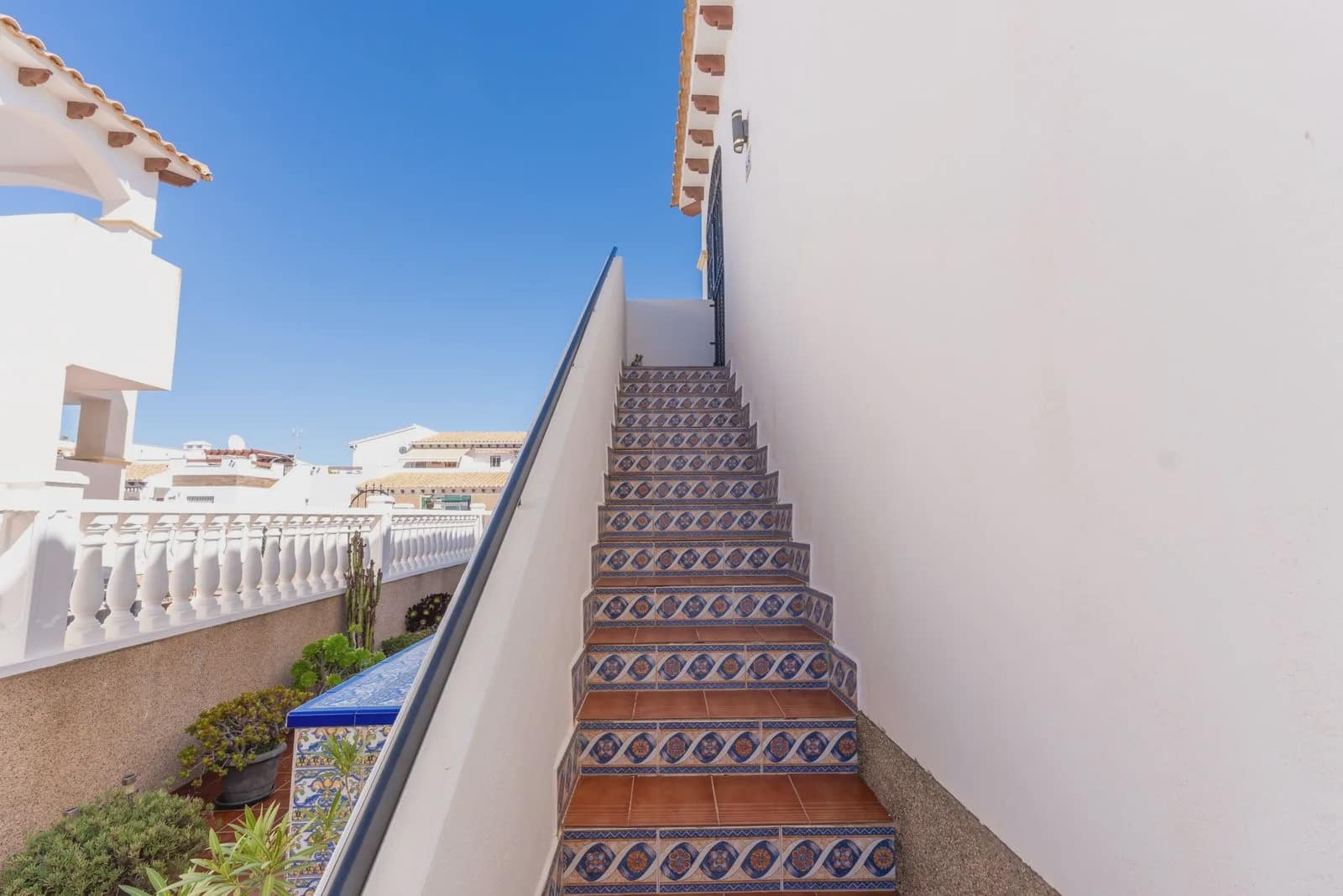 2 makuuhuone Omakotitalo myytävänä paikassa Orihuela Costa mukana uima-altaan 
autotalli - 189 500 € (Ref: 9983716)