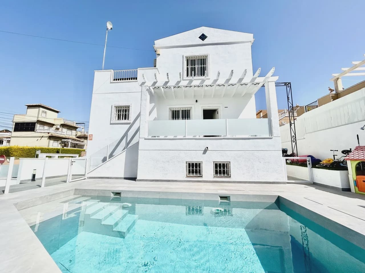 5 sovrum Villa till salu i Villamartin med pool garage - 459 000 € (Ref: 9983723)
