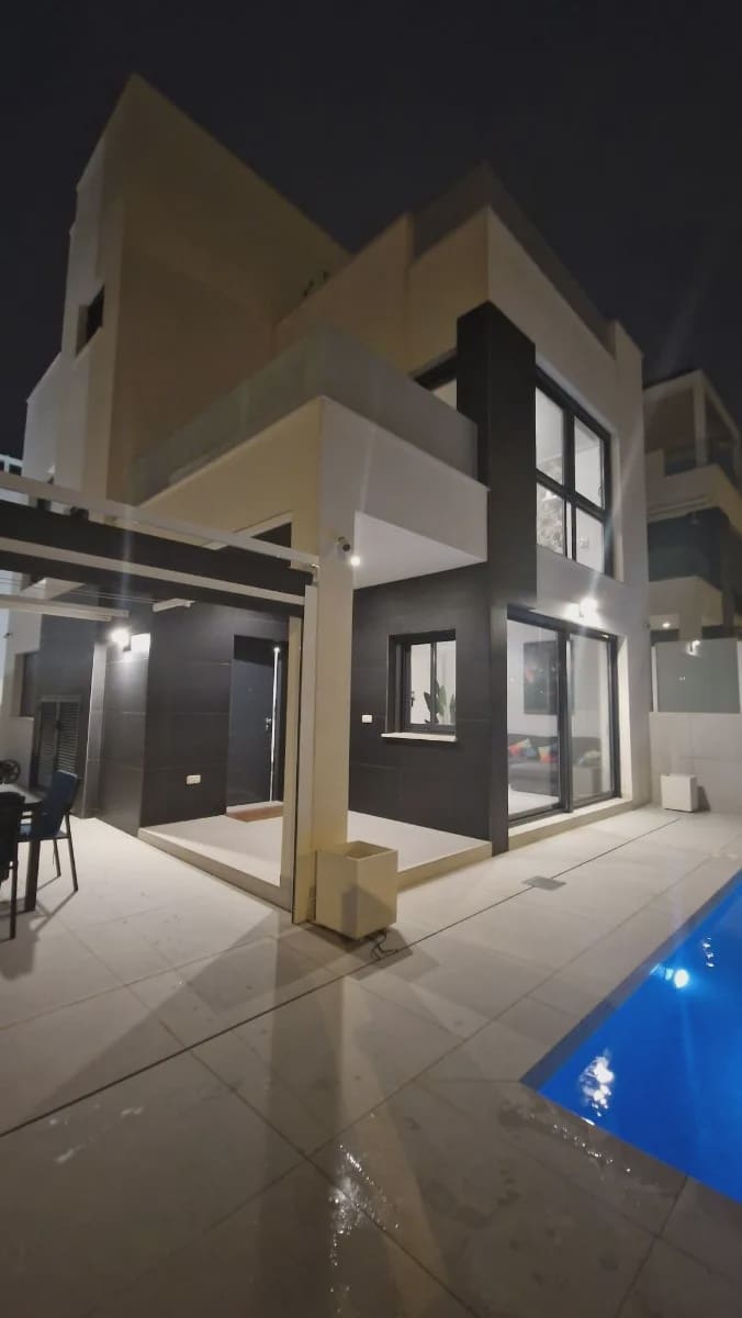 4 sypialnia Willa na sprzedaż w Orihuela Costa z basenem garażem - 650 000 € (Ref: 9994462)