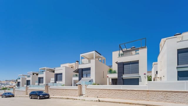 4 sypialnia Willa na sprzedaż w Punta Prima, Orihuela z basenem garażem - 650 000 € (Ref: 9994462)